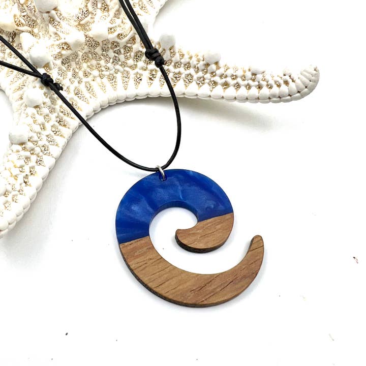 Koru Halskette aus Kunstharz und Leder für den Großhandel von Jackie Gallagher Designs - Handmade Coastal Jewelry
