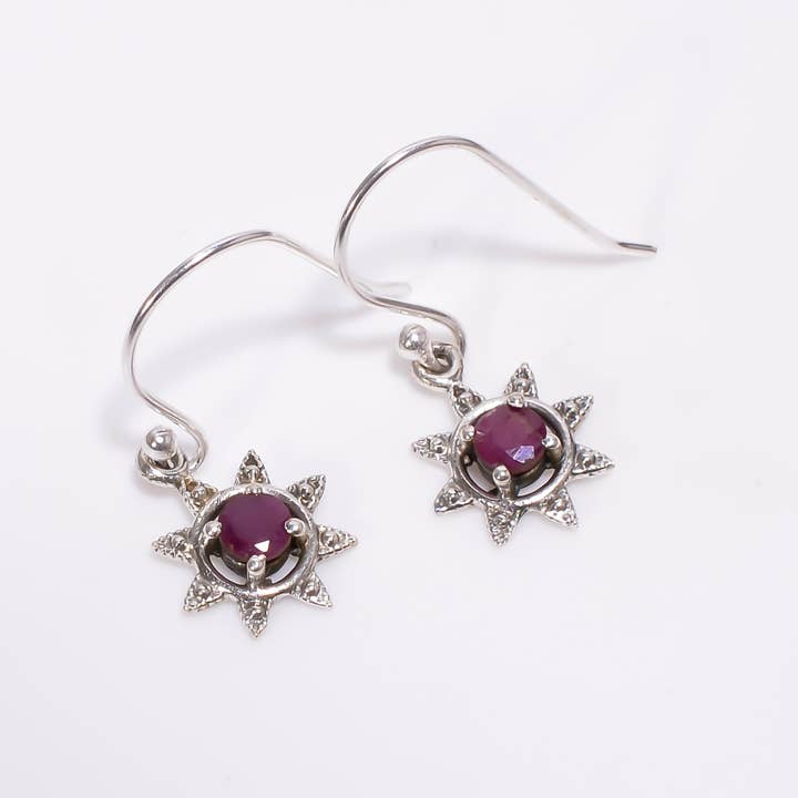 Orecchini fatti a mano in argento sterling con rubino e corindone rosso per la vendita all'ingrosso da parte di SILVER CAVE