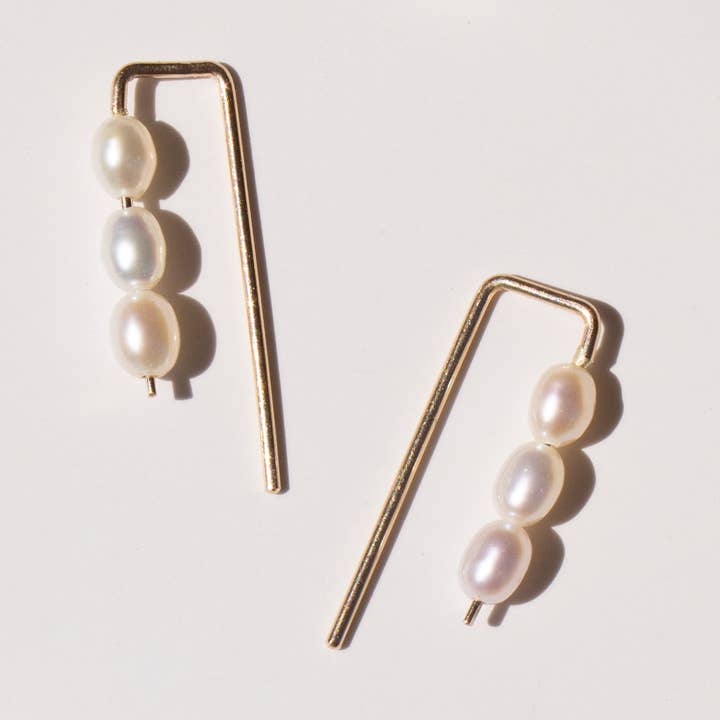 Boucles d'oreilles grimpeuses Solene Pearl pour la vente par NOLIA Jewelry