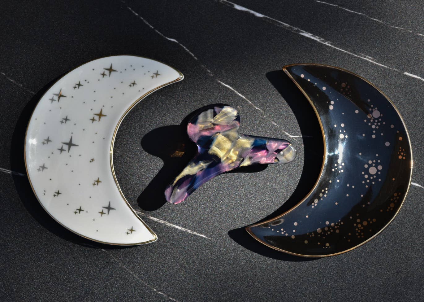 Fenna&Fei – Großhandel Haarclip – Damen – Französische Kralle im Kosmos | Schwarz Lila Gold Blau Irisierende Acetatkralle2