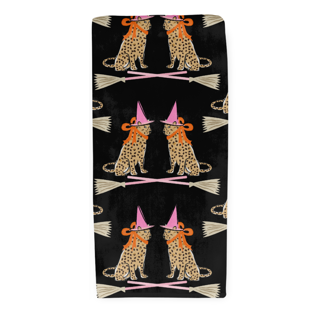 Clairebella Personalized Gifts & Pillows – wholesale Handduk – Leopardhäxor | Kvalitetshandduk | Halloween-gästhandduk1