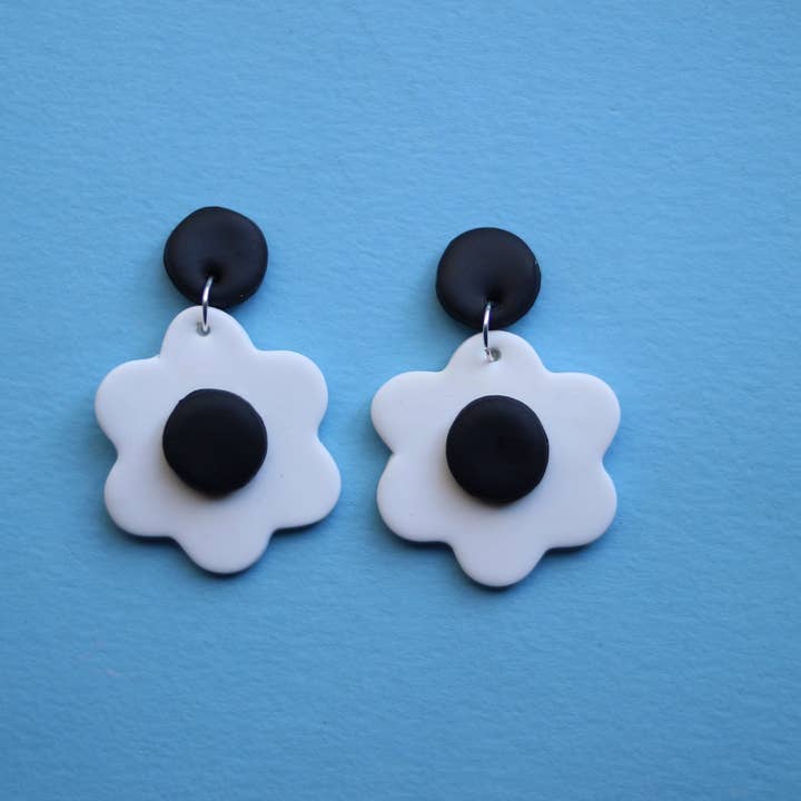 Zwarte en witte bloemoorbellen voor wholesale door mary earrings studio