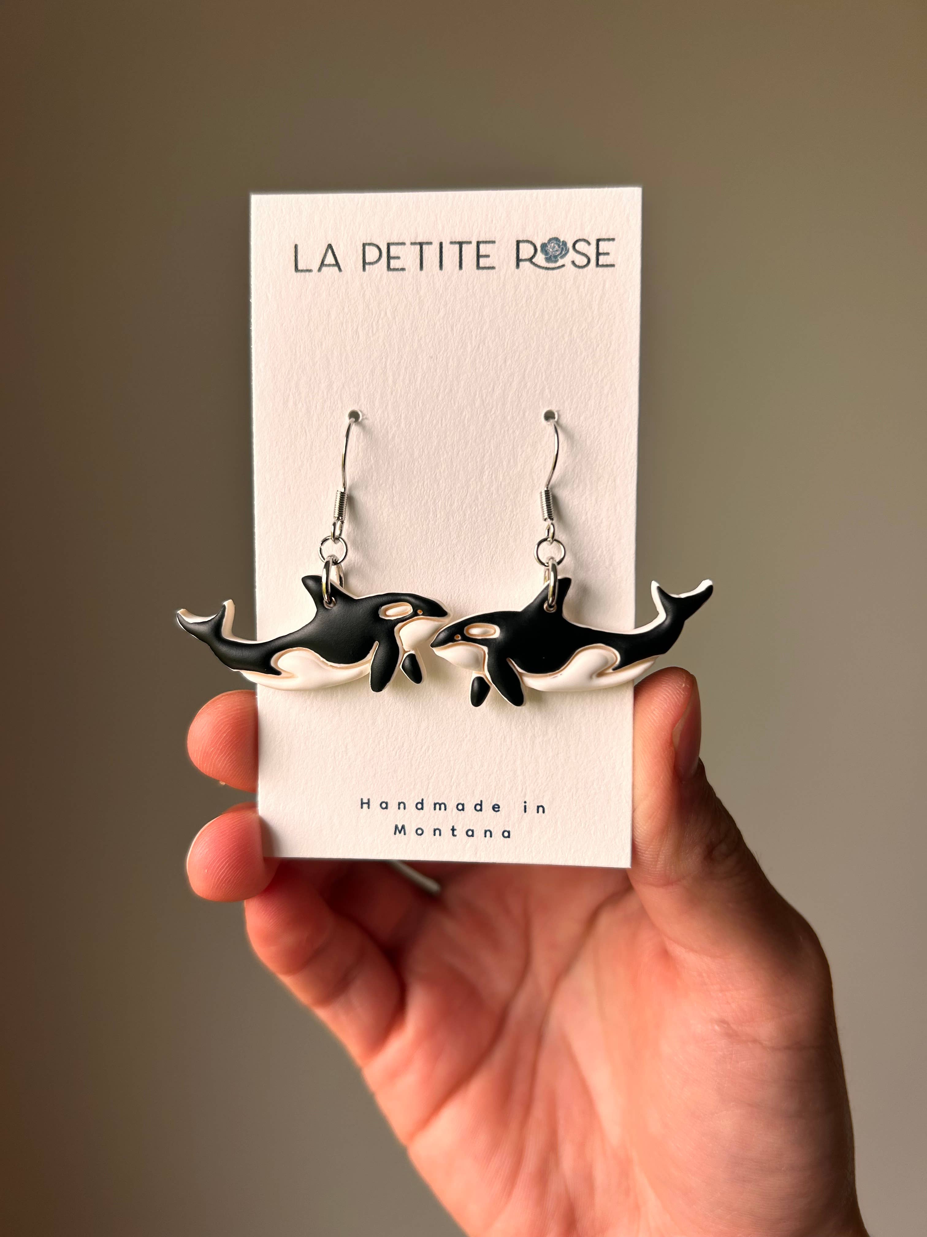 La Petite Rose LLC - Wholesale Hangende/ronde oorbellen - Orka Walvis Hangers, Vuurtoren Hangers, Orka Oorknopjes4