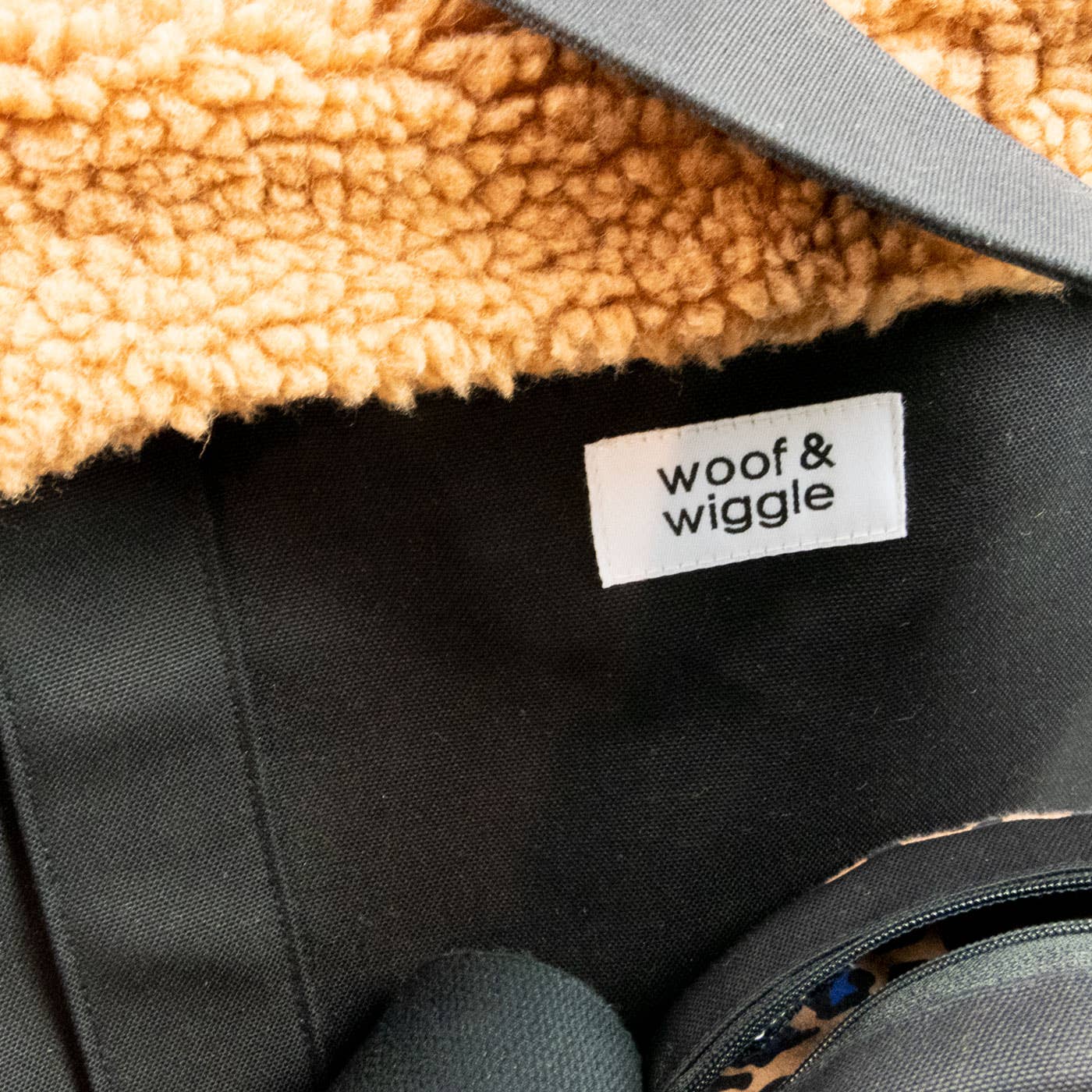 woof & wiggle - Wholesale Pet Carrier - Dog - Oh La La Leo dog bag4