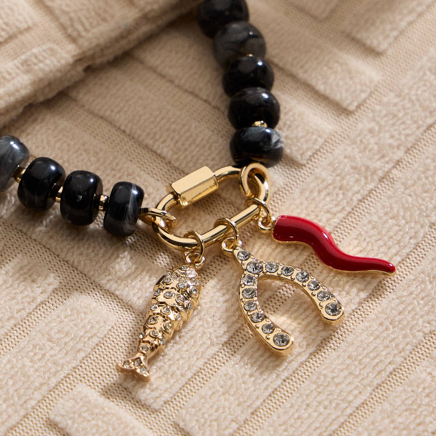 Frem – wholesale Hänge-/berlockhalsband – Flerskiktat glaspärlhalsband med trio av berlocker0