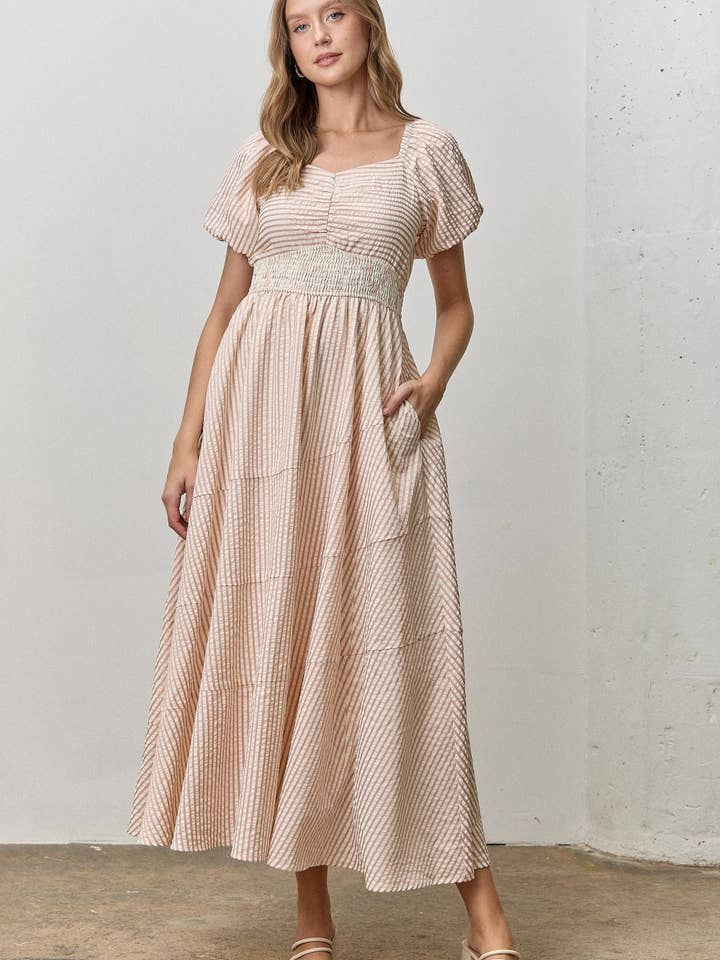 GESTREIFTES KLEID MIT GESMOKTER TAILLE IN MIDI-LÄNGE für den Großhandel von Polagram by Wellmade USA