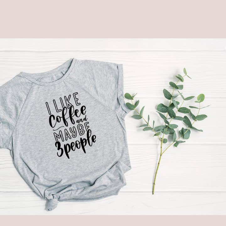 J'aime le café et peut-être 3 personnes sur Grey Tshirt pour la vente par Serendipity Tees