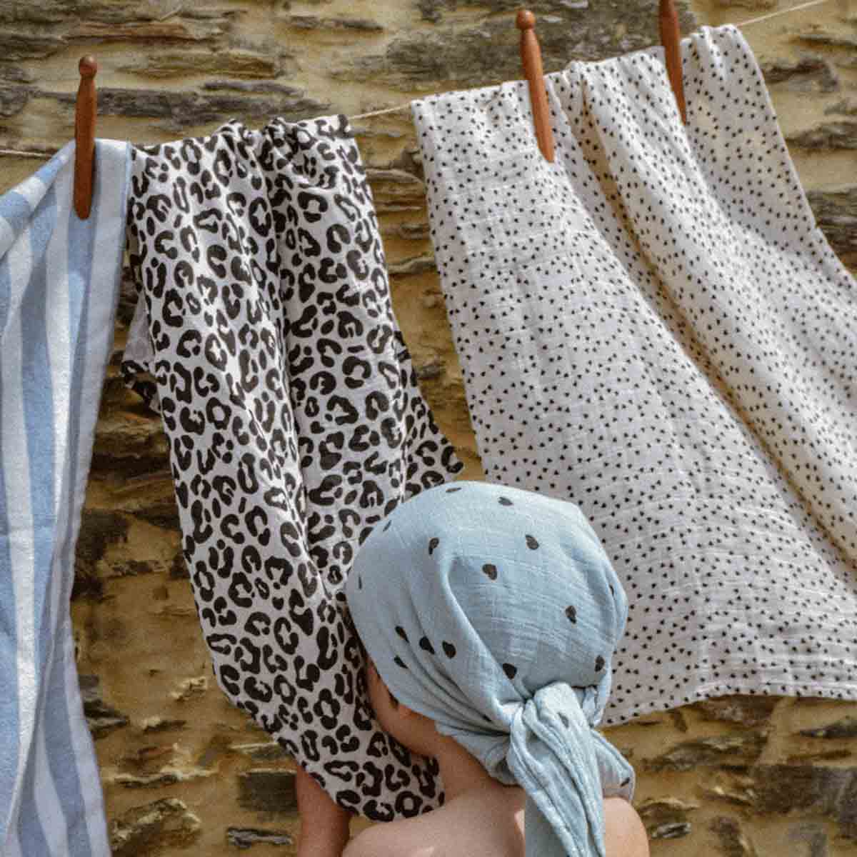 BLAUER SPRAY Bianca Mulltuch zum Pucken Herzmuster Blau für den Großhandel auf Faire5