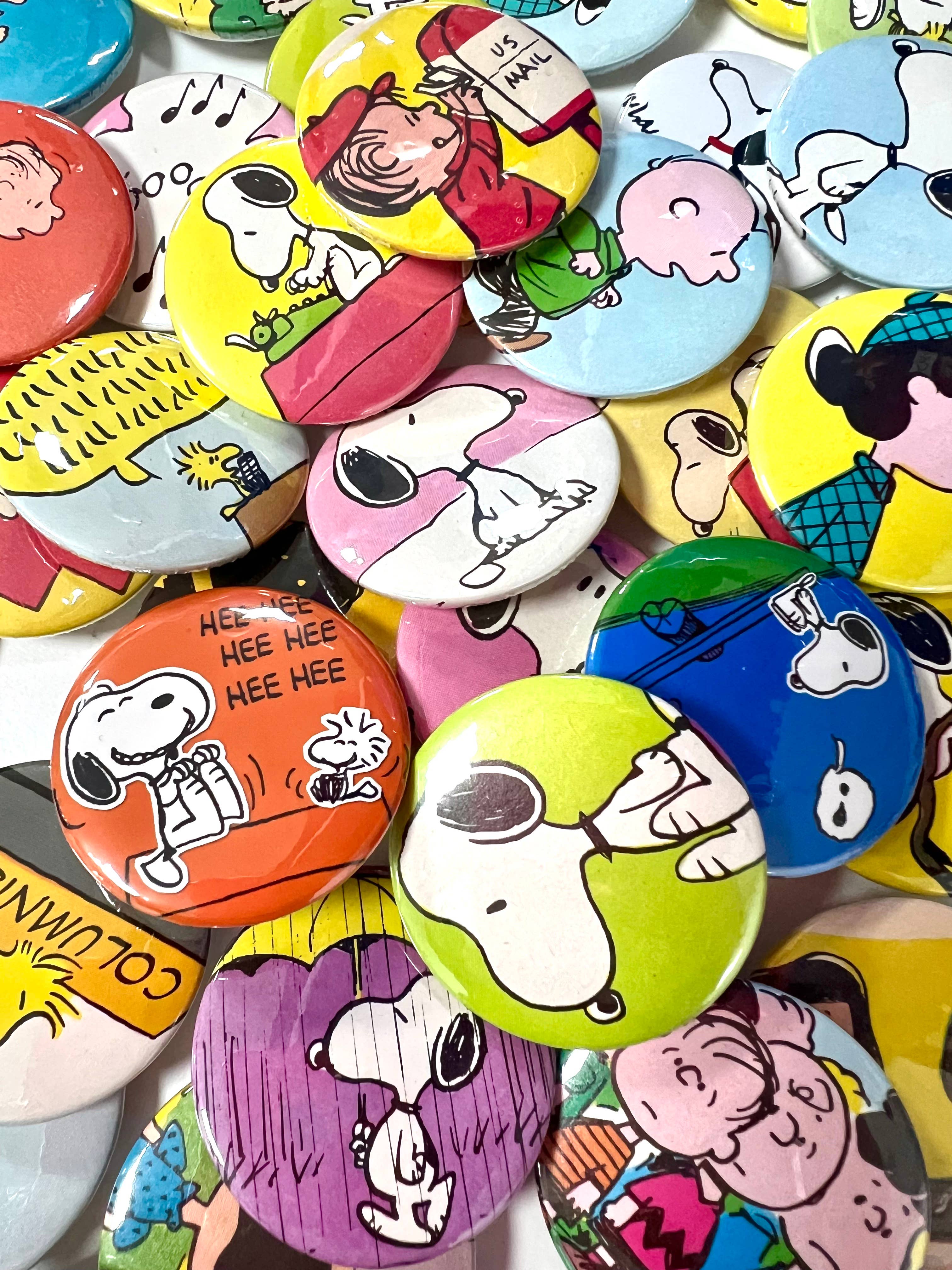 Bite Your Granny - Venta al por mayor Botón/prendedor - Surtido de 25 chapas recicladas de cacahuetes/Snoopy (paquete de 25)2