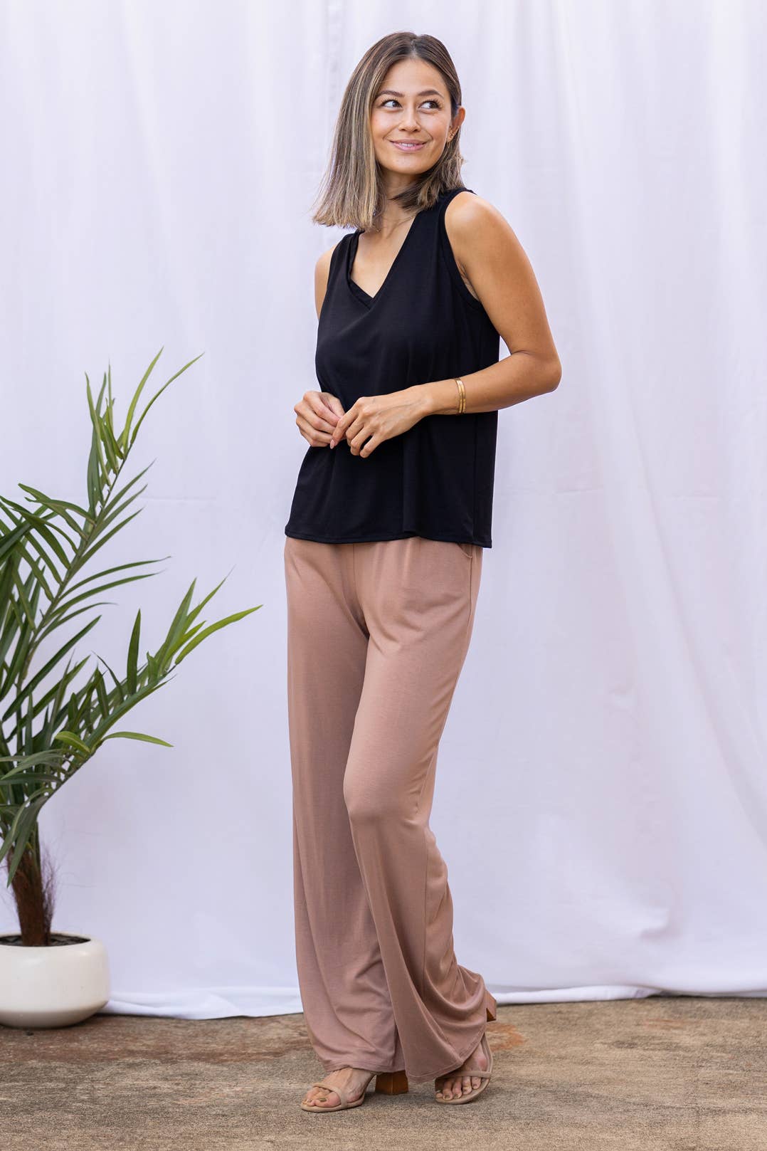 Ten Tomorrow – Großhandel Tanktop – Damen – Nikki Tanktop mit V-Ausschnitt (Schwarz)1