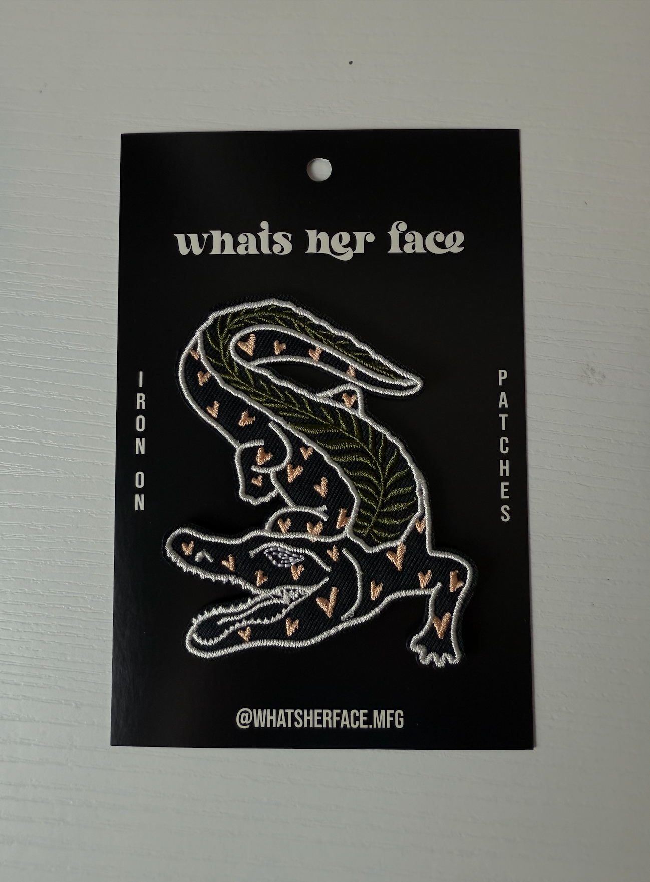 Whats Her Face – Großhandel Aufnäher – Bestickter Aufnäher zum Aufbügeln - Alligator3