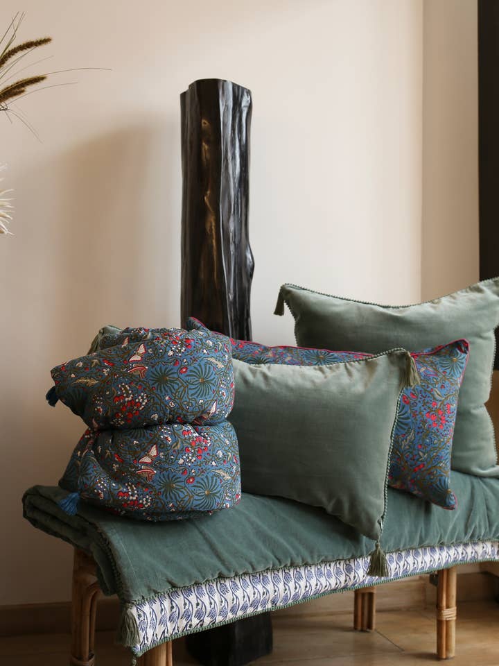 AWESOME HOME —Cuscino reversibile in velluto e cotone blu mongolo per la vendita all'ingrosso da parte di Awesome Home