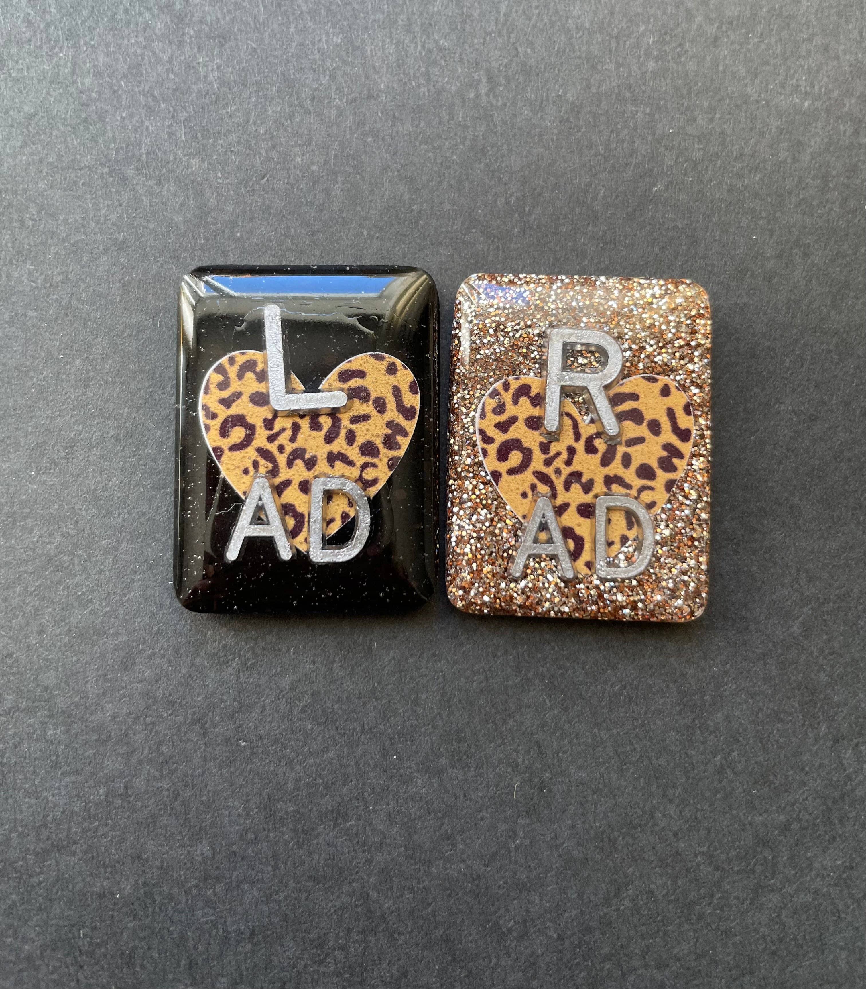 Alisha Goes Crafty - Venta al por mayor Botón/prendedor - Marcadores de rayos X de corazón con estampado animal, con 2 o 3 iniciales6