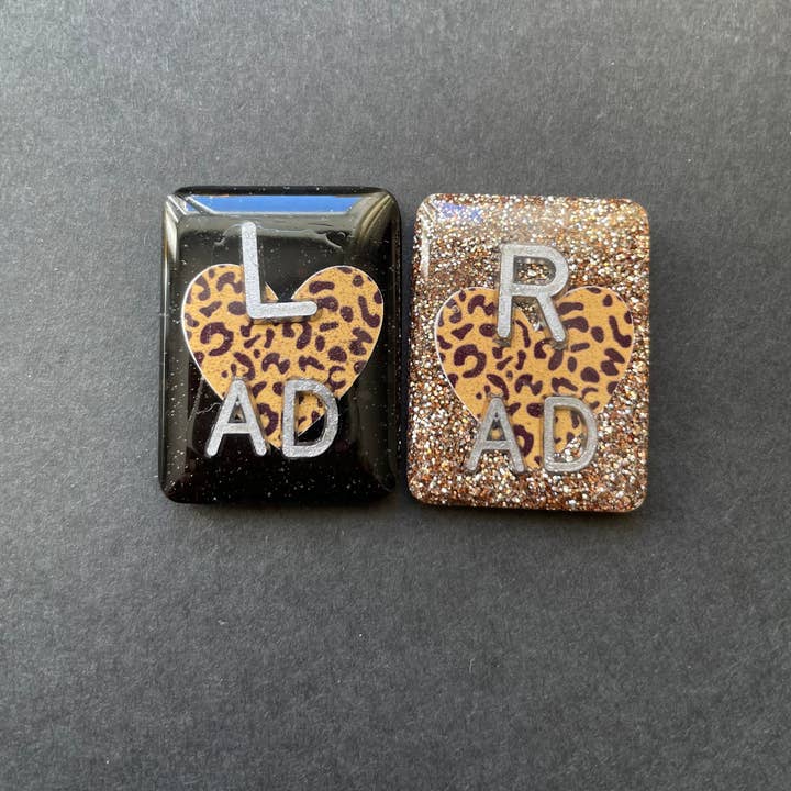 Alisha Goes Crafty - Venta al por mayor Botón/prendedor - Marcadores de rayos X de corazón con estampado animal, con 2 o 3 iniciales6