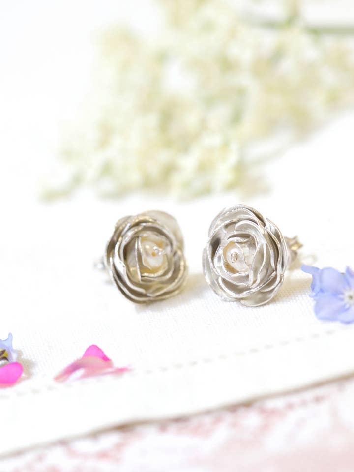 Pioenroos Oorstekers voor wholesale door Amanda Coleman Jewelry