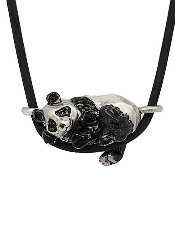 Pendentif panda en étain plaqué argent et émail pour la vente par The Sparkling Pebble