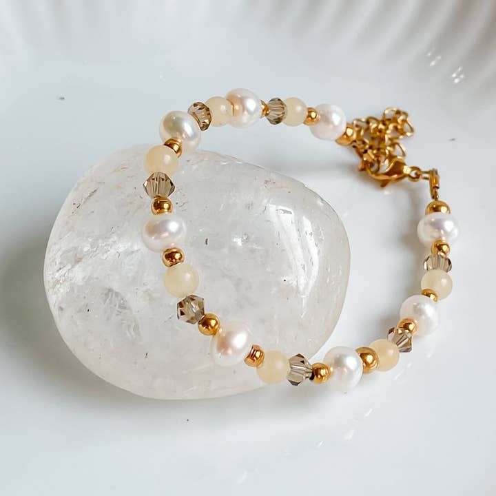 Feines Armband aus gelben Jade-Steinen und Süßwasserperlen | THÉIA für den Großhandel von Lunaki Design