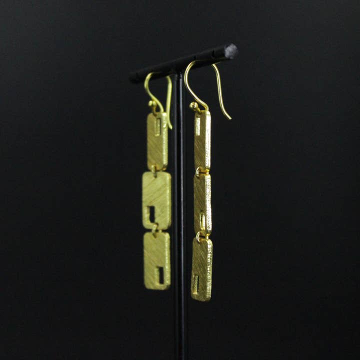 LA MAR - Wholesale Dangle Earrings - EL BESO gold-plated earrings - Design with character4