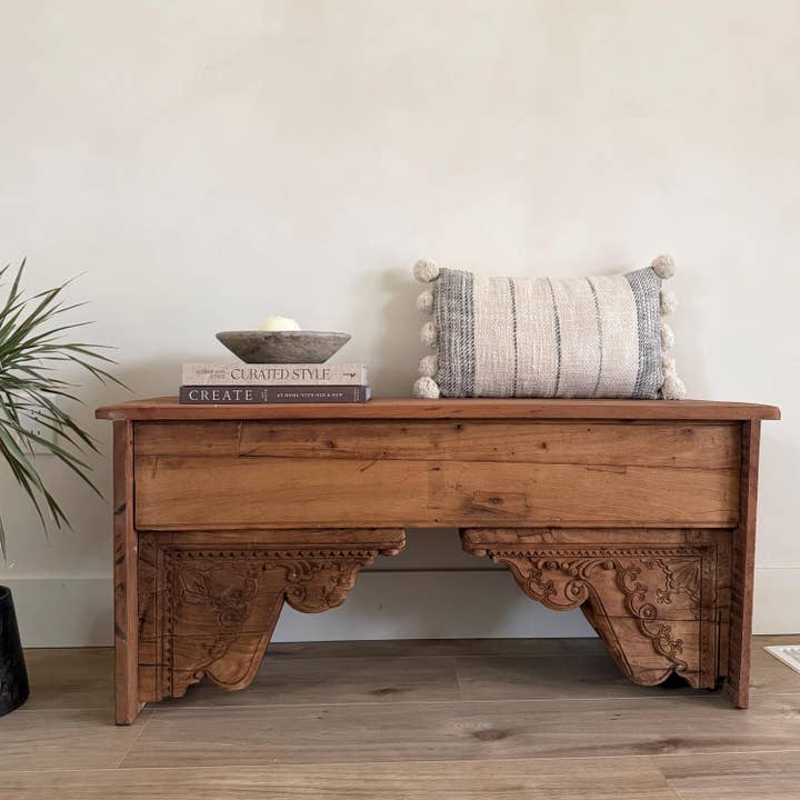 Banc en bois avec corbeau antique, banc rustique vintage lourd pour la vente par Project Kalaa