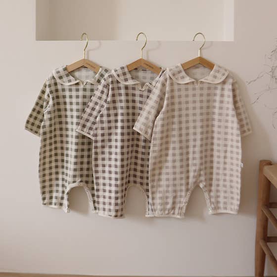 Combinaison barboteuse à carreaux à carreaux pour bébé avec chapeau pour la vente par peekaboo
