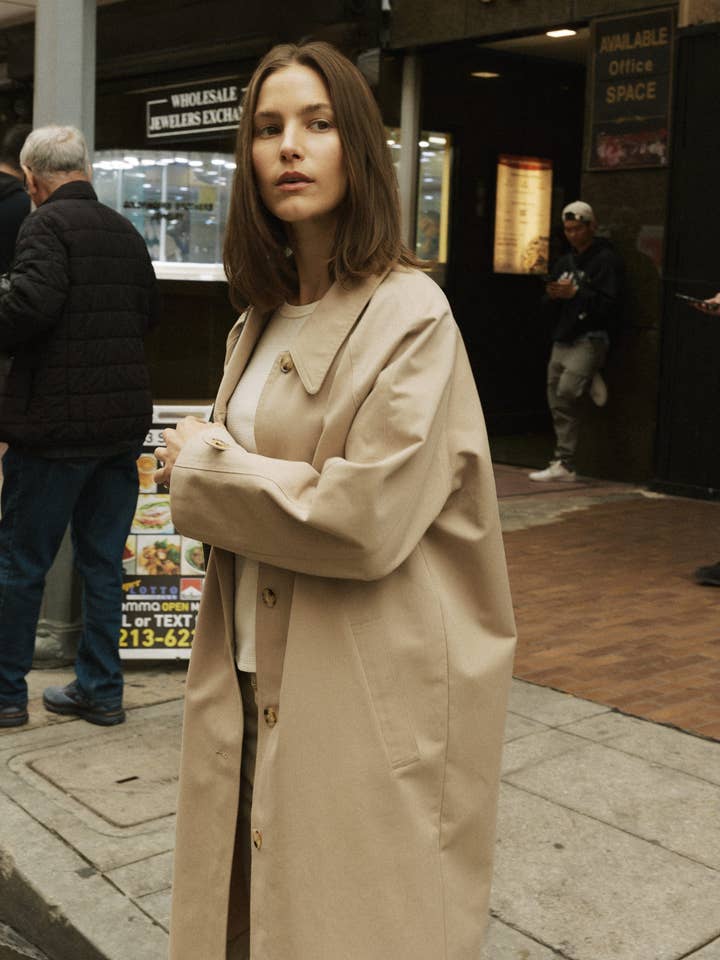 Serena-frakken | Trenchcoat med spids krave for engroshandel hos MOD REF