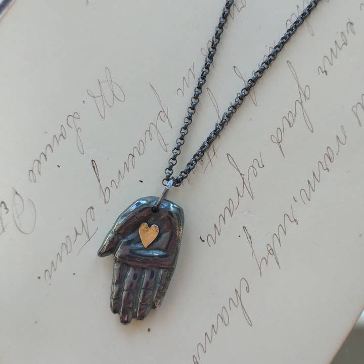 Collar de mano grande hecho a mano de plata con pátina y corazón dorado para venta al por mayor de Symbology by Alice Scott