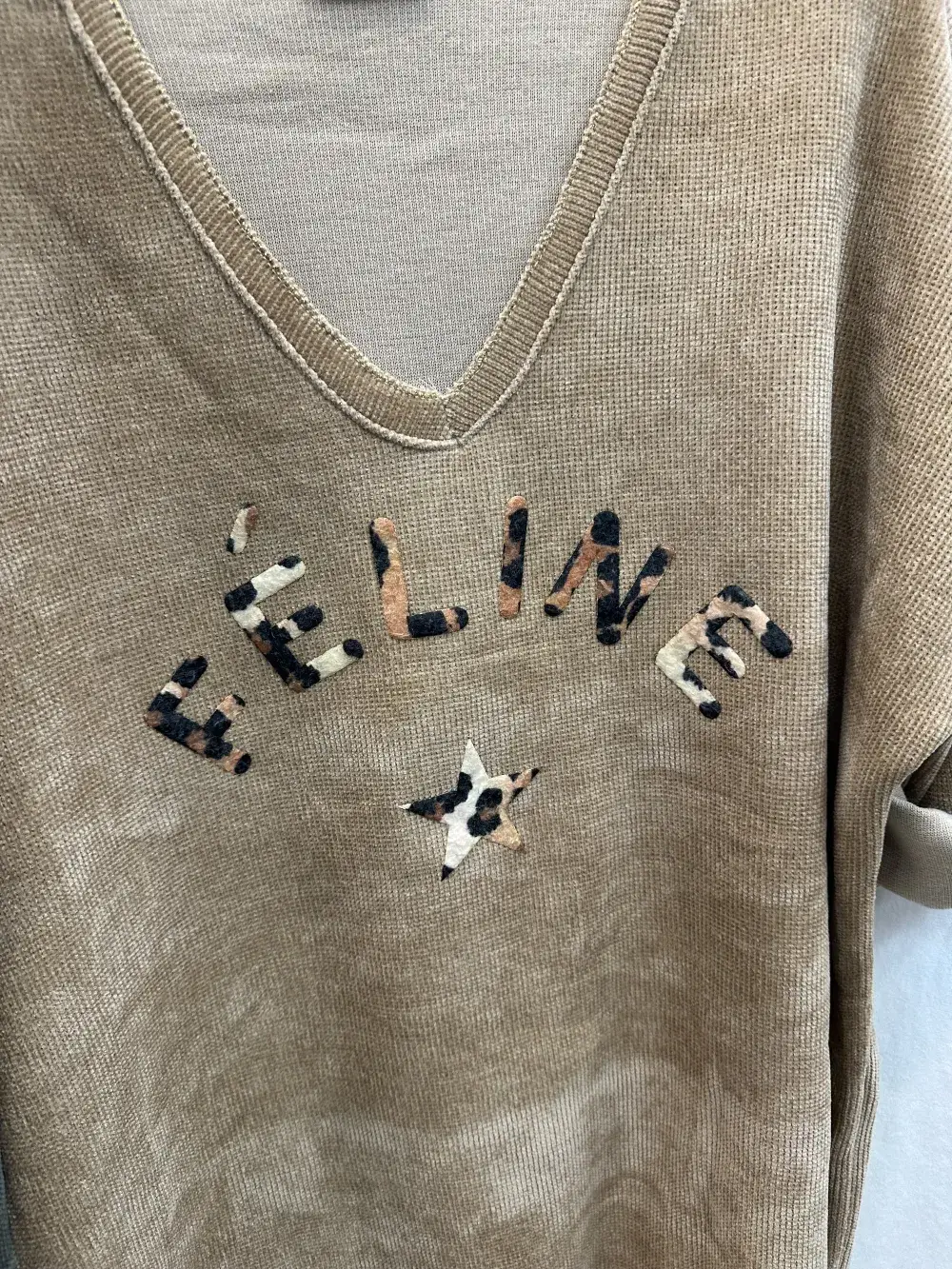 Mimi & Gogo – wholesale Blus - Dam – Velourtopp med kattkrage @4589_HVFeline5