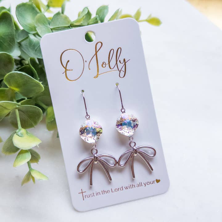 Boucles d'oreilles pendantes en forme d'arc en argent avec pierre claire ML - AnneLynn pour la vente par O’Lolly Jewelry