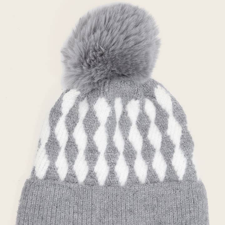 Bonnet à pompon en tricot à rayures diamantées abstraites pour la vente par Anarchy Street