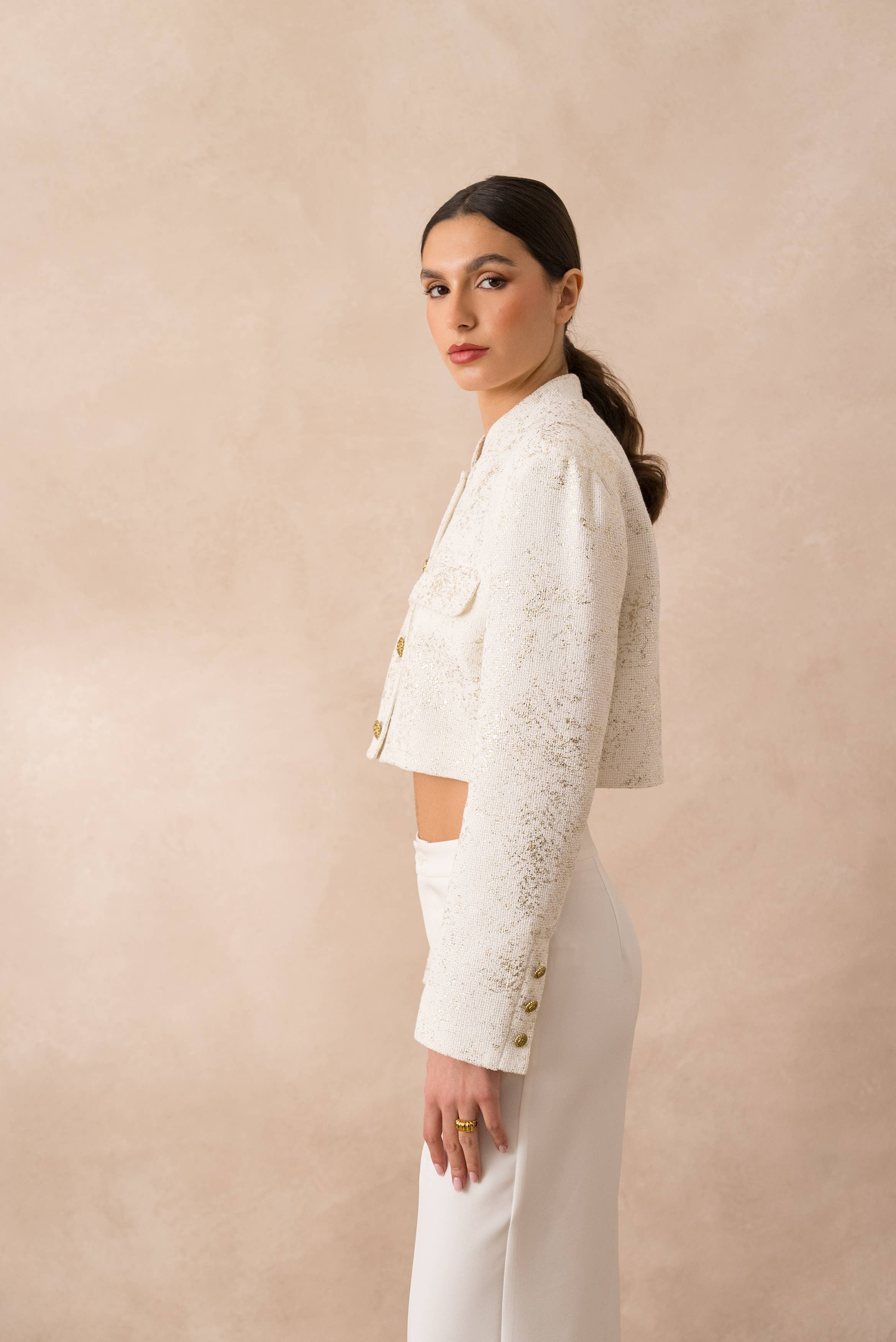 Attentif Paris – Großhandel Jacke – Damen – Kurze elfenbeinfarbene Tweedjacke mit goldenen Akzenten6