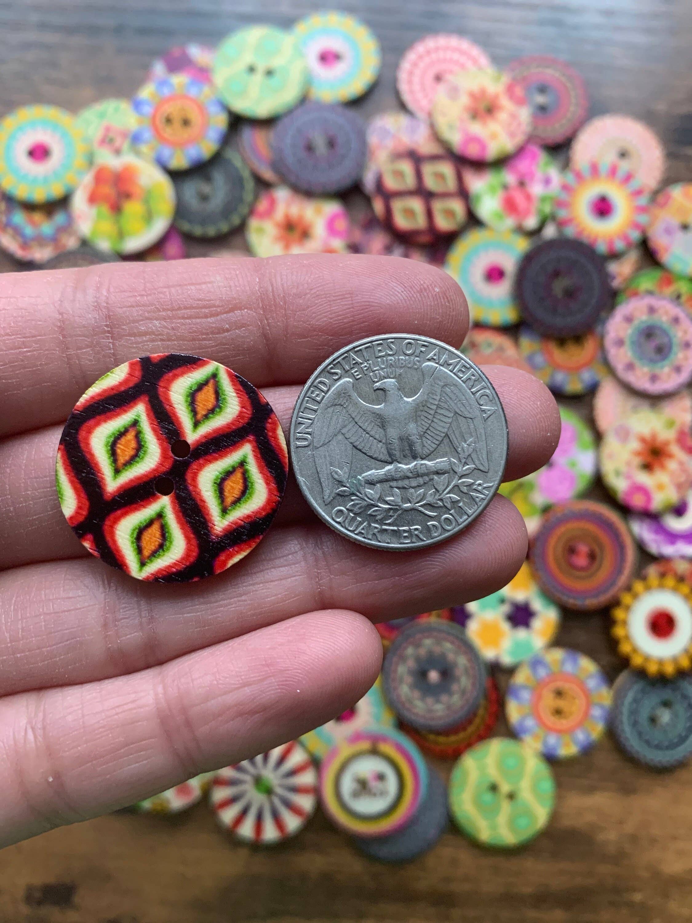 Magnifique Hearts - Vente Bouton à coudre/bouton-pression - Mélange de 30 boutons en bois colorés pour l'artisanat et la couture2