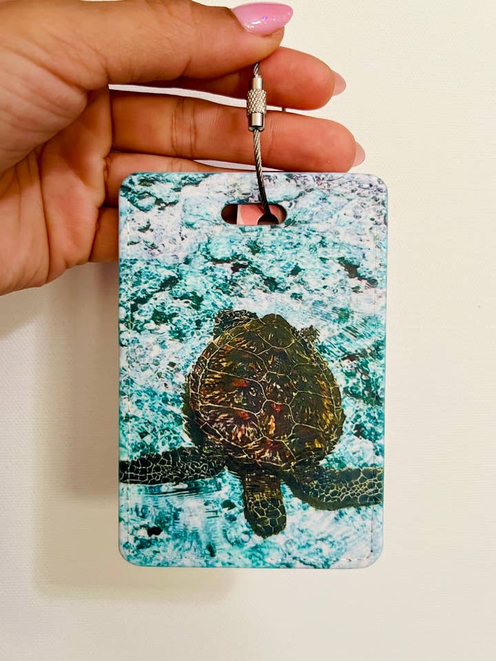 Etichetta per Bagagli "Honu Waves" Fatta a Mano alle Hawaii per la vendita all'ingrosso da parte di The Sunset Shop