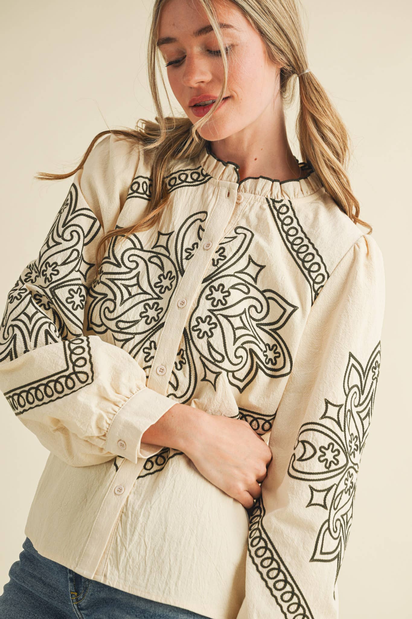 &MERCI – Engroshandel Skjorte med buttondown – til kvinder – BRODERET MOCK NECK KNAPPEBLUSE MTP333658