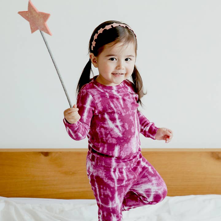 Pyjama en coton à manches longues teinté à la main "Thunder Plum". pour la vente par Vaenait Baby