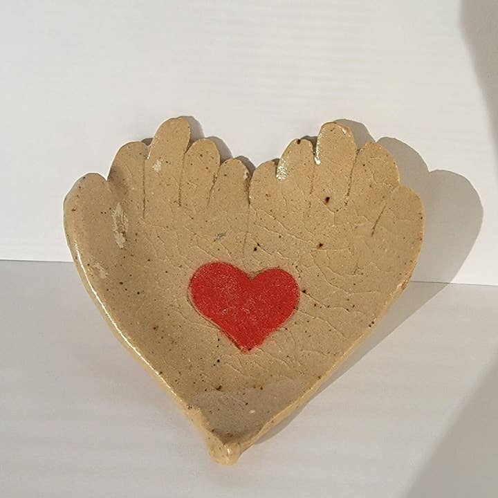 Plat à cœur rouge en céramique Itty Bitty Loving Hands, bijoux pour la vente par Rough Ware