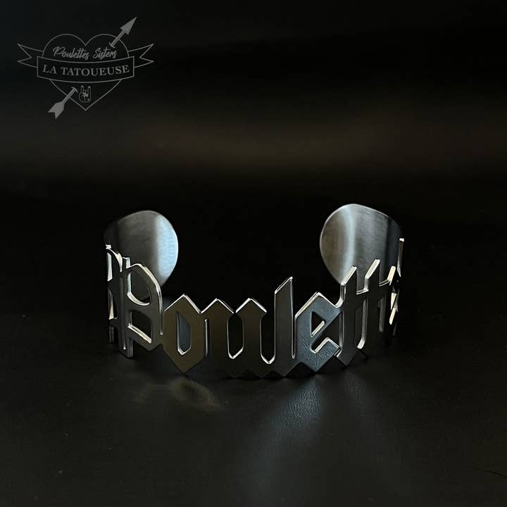 Manchette "F*ck You" – Collaboration POULETTES SISTERS × La Tatoueuse de Bijoux pour la vente par Poulettes Sisters