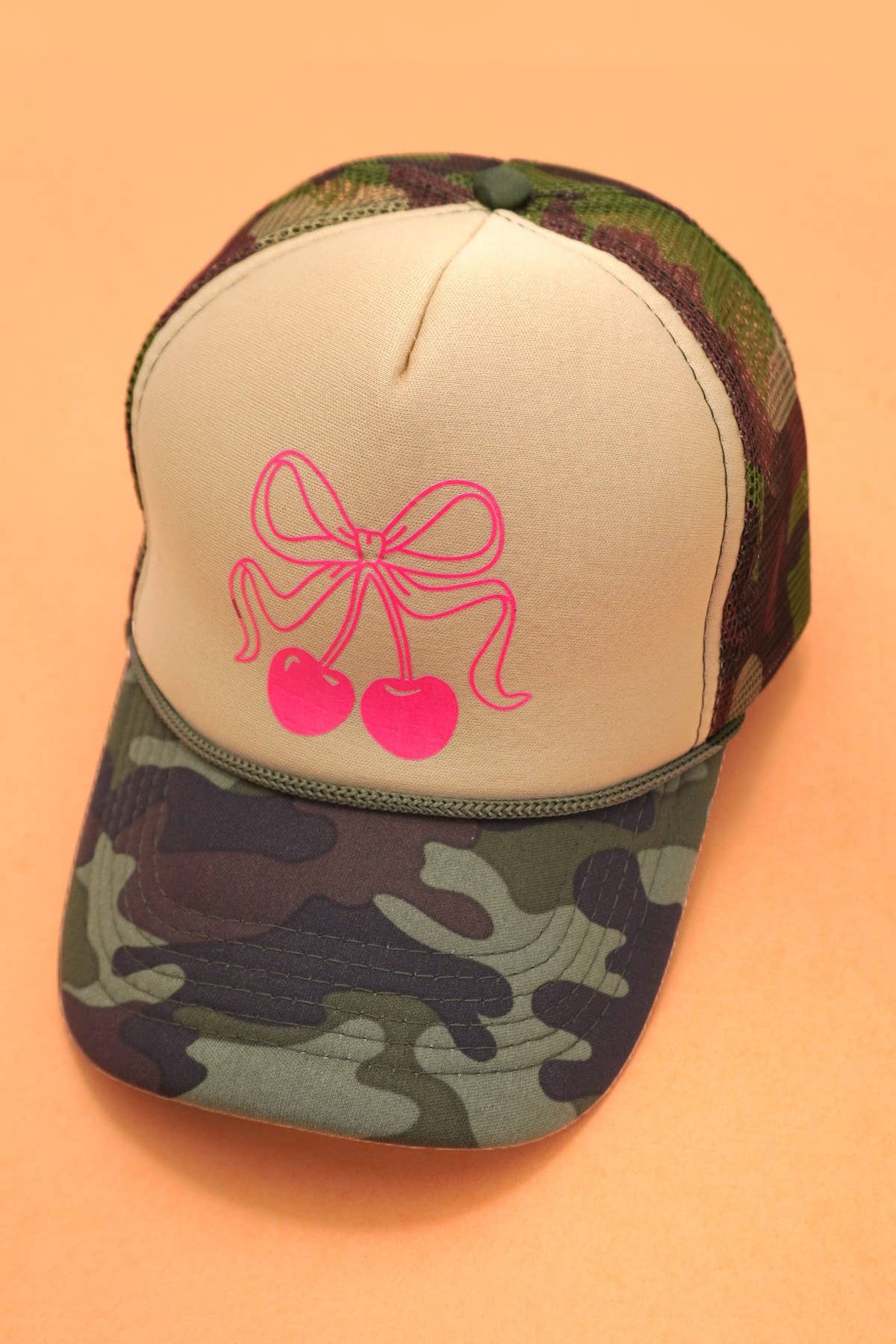 JOSSLYN by wall to wall - Vente Casquette de camionneur – femme - CASQUETTE CAMOUFLAGE CHERRY AVEC NŒUD DE CAMIONNEUR | 40HW7311