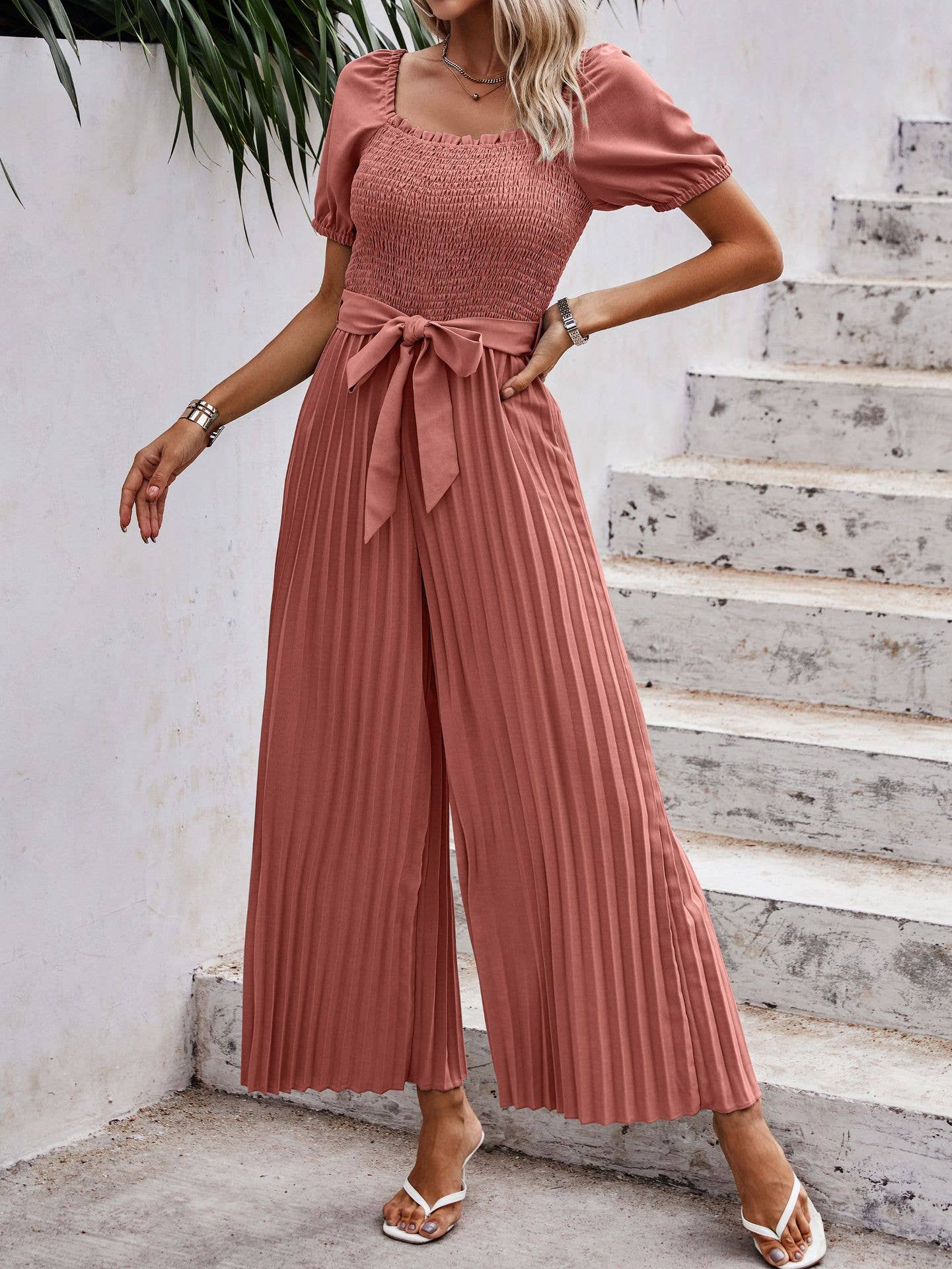 eLook – Großhandel Jumpsuit – Damen – SZ1-J6243 Gemusterter, plissierter Jumpsuit mit Gürtel5