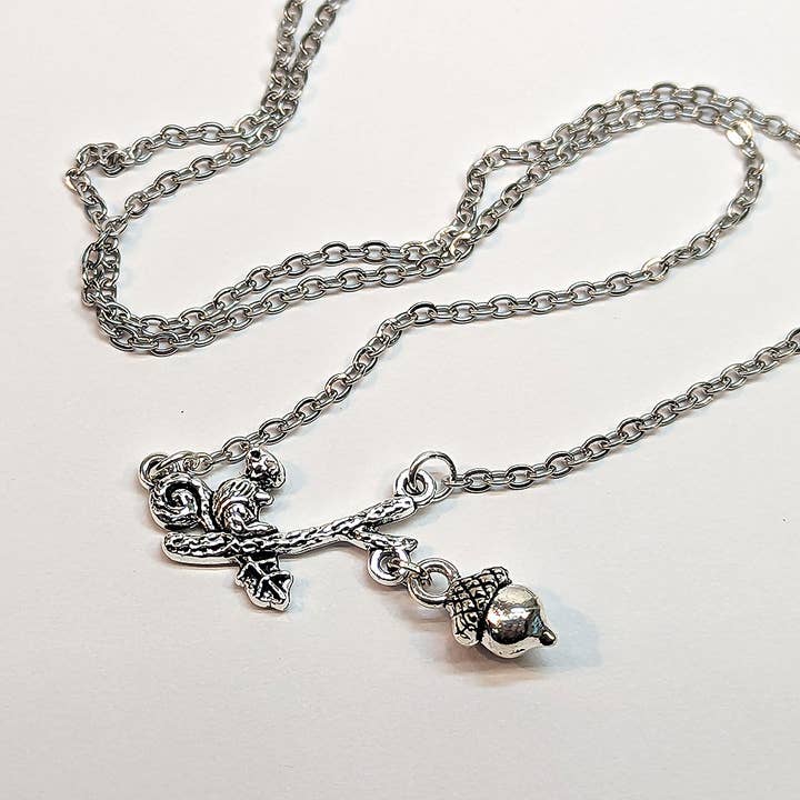 Stylish Jewelry Supply - Venta al por mayor Collares con colgantes/abalorios - Collar de plata antigua con ardilla en rama con bellota