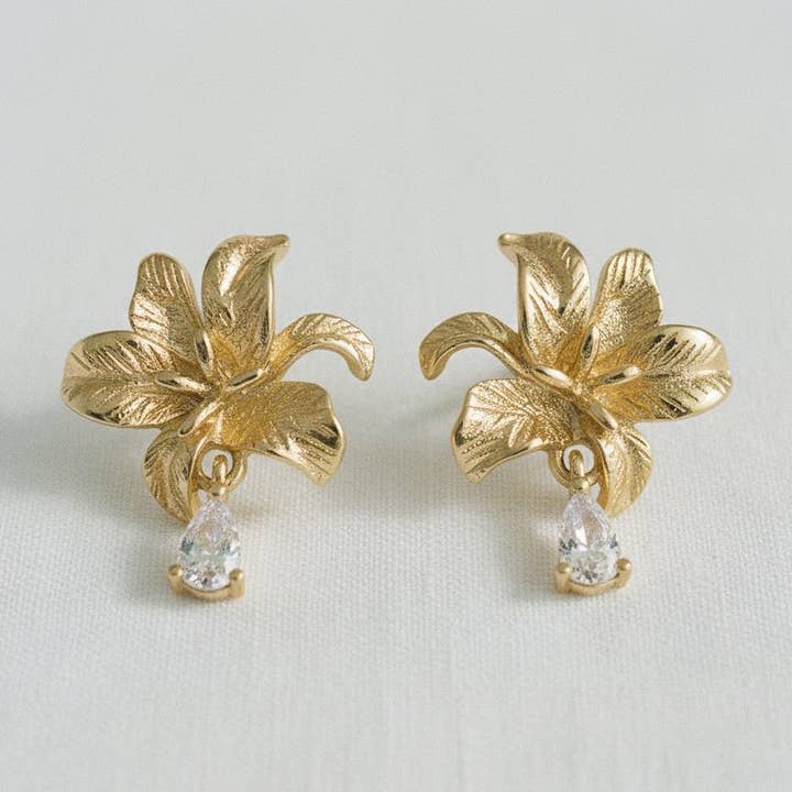 Boucles d'oreilles clous fleur tridimensionnelle en zircon cubique pour la vente par Ellemadera