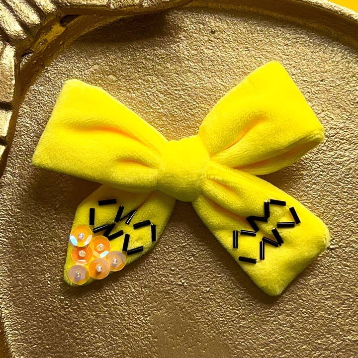 Nœud en velours jaune crayon pour la vente par Sparkling New Baby, LLC.