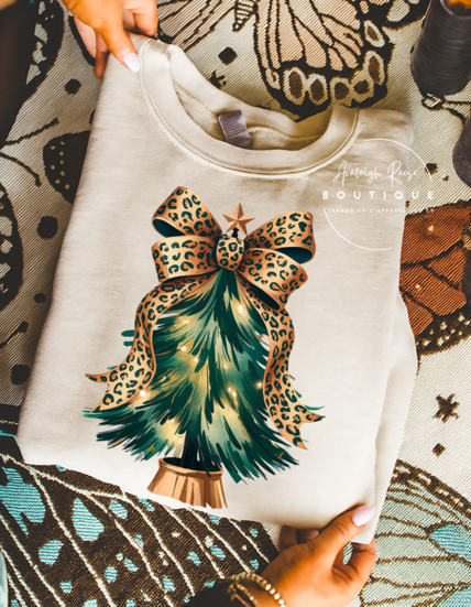 Trendy Chic Apparel LLC - Venta al por mayor Sudadera estampada - Mujer - Sudaderas y camisetas con estampado de árbol y lazo de leopardo.1