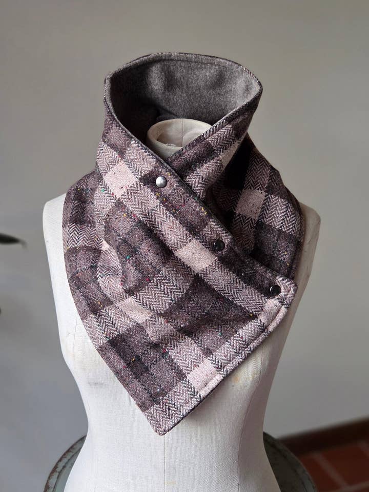 Coupé ajusté en tweed à carreaux avec col pression pour la vente par Grandma Skills