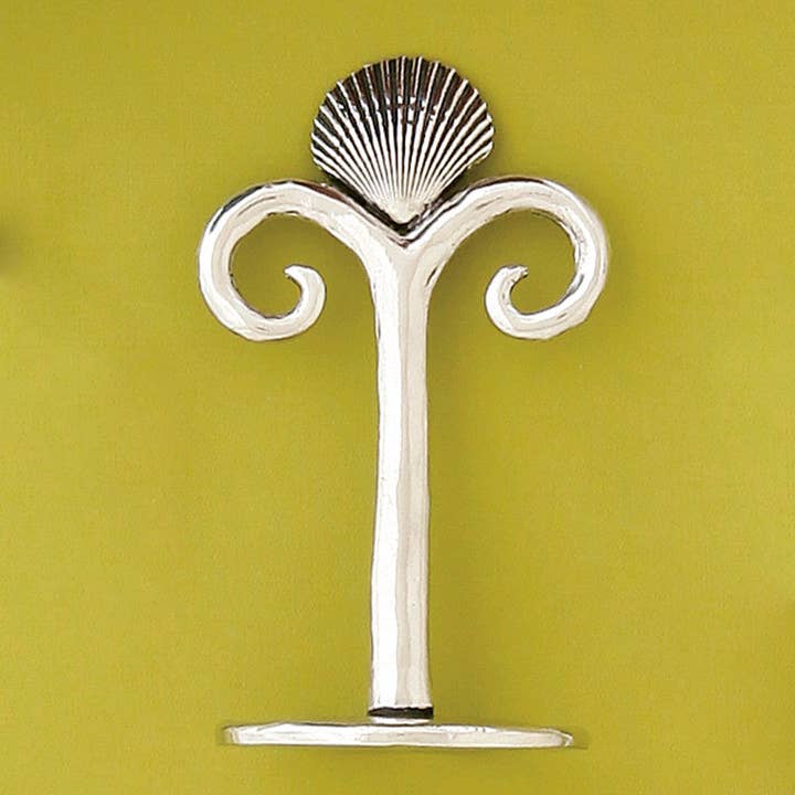 Arbre à boucles d'oreilles en forme de coquille pour la vente par Basic Spirit