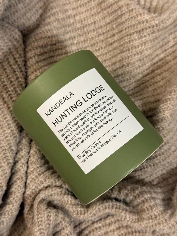 Jaktstuga 12 oz - handgjord sojaljus, colognedoft, vacker och återanvändbar keramikkruka, present till honom, present till henne, födelsedagspresent för wholesale av KANDEALA