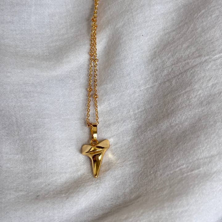 Il Bordo Dorato per la vendita all'ingrosso da parte di Little Bird Charleston, LLC