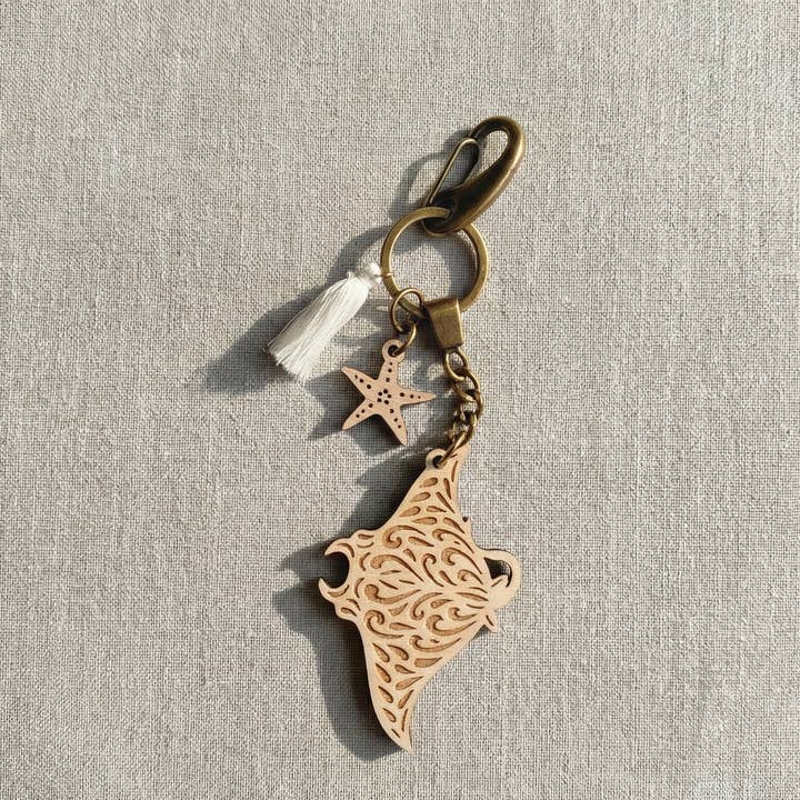 Bijou de sac en bois massif gravé – Raie – Thème marin pour la vente par LILLADREY