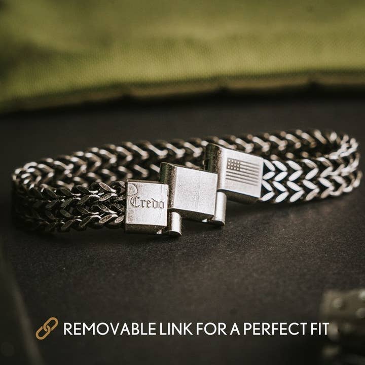 The Hero Company - Vendita all'ingrosso Bracciali a catena e a maglie - Braccialetto The Hero Company- Knight's Creed BELIEVE Credo: aiuta ad abbinare veterani con cani di servizio o da rifugio - Faire1