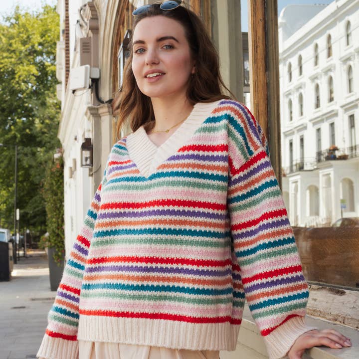 Cara & The Sky - Venta al por mayor Jersey de punto - Mujer - Jersey Jasmine de manga ancha con cuello en V a rayas | Prendas de punto para mujer