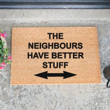 Zerbino con scritta «Neighbours» per la vendita all'ingrosso da parte di Artsy Mats